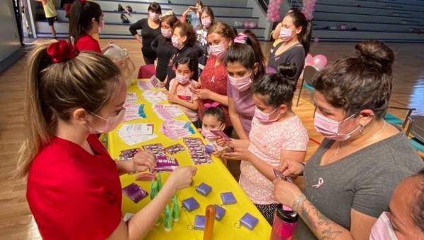 Estudiantes de Obstetricia y Puericultura acercan la matronería a la comunidad